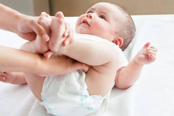 دلایل مهم گریه نوزاد موقع تعویض پوشک!