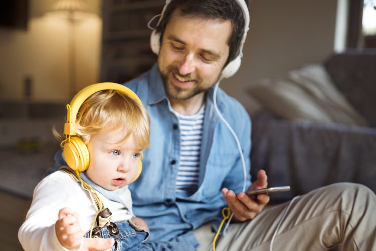 گوش دادن بچه به موسیقی همراه پدر