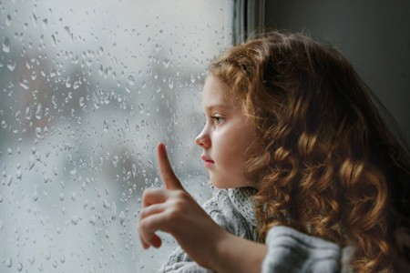 چگونه باید با یک کودک سوگوار رفتار کرد؟